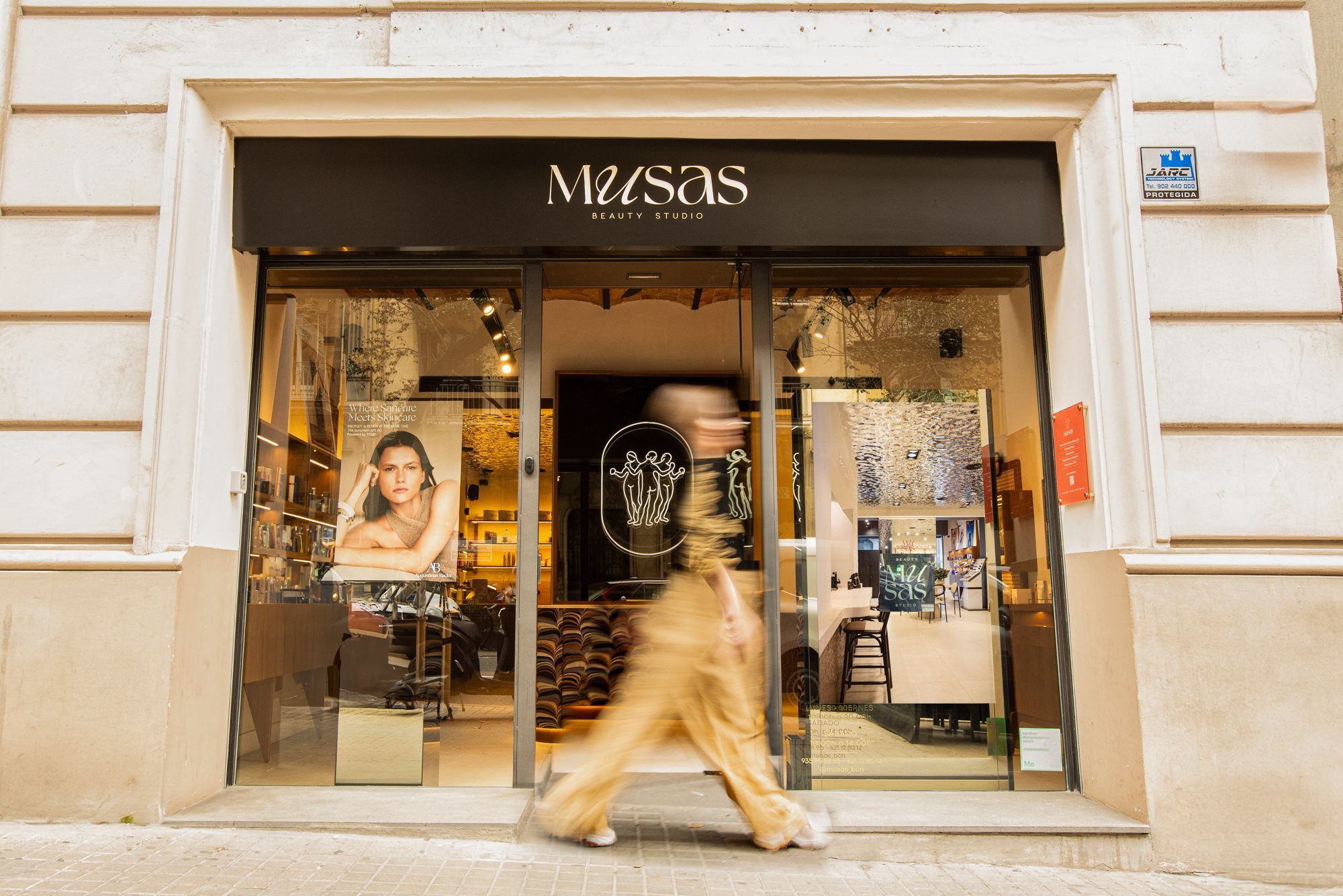 Escaparate y fachada de Musas en la calle Muntaner 250